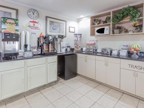 Super 8 By Wyndham St. Charles Hotel in Saint Charles