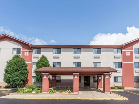 Super 8 By Wyndham St. Charles Hotel in Saint Charles