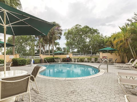 Swimming pool [outdoor]