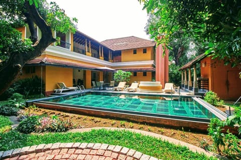Swimming pool [outdoor]