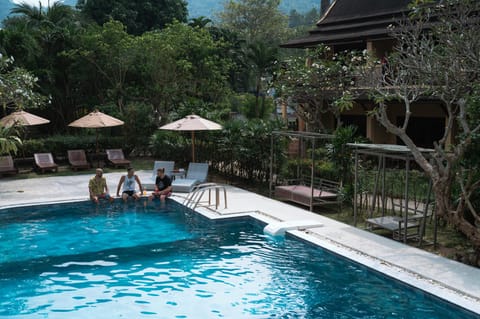 Swimming pool [outdoor]