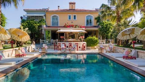 Poolside bar