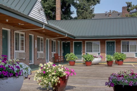 Courtesy Inn Motel in Eugene