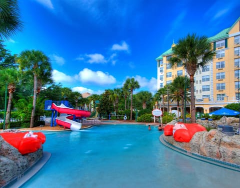 Swimming pool [outdoor]