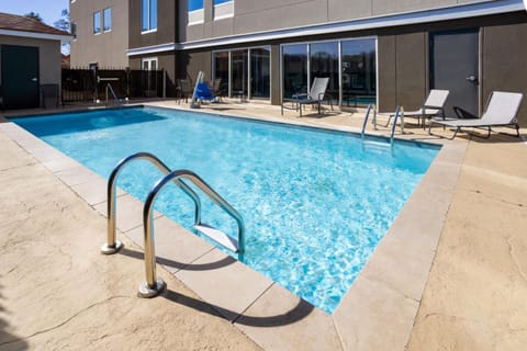 La Quinta Inn & Suites by Wyndham Locust Grove Hotel in Locust Grove