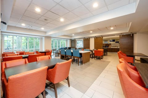 Holiday Inn Express Hotel & Suites Charleston-Ashley Phosphate By IHG Hotel in Goose Creek