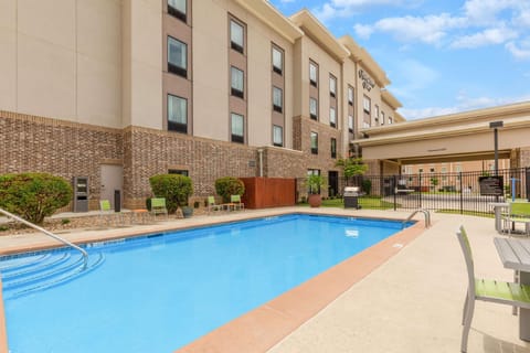 Swimming pool [outdoor]