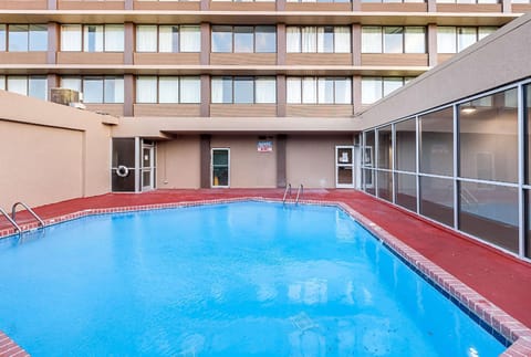 Swimming pool [outdoor]