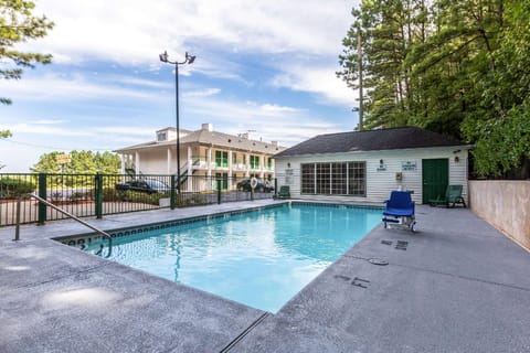 Swimming pool [outdoor]