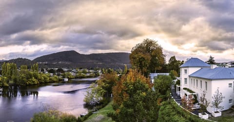 The Woodbridge Waterfront Rooms Hotel in New Norfolk
