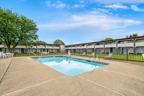 Swimming pool [outdoor]