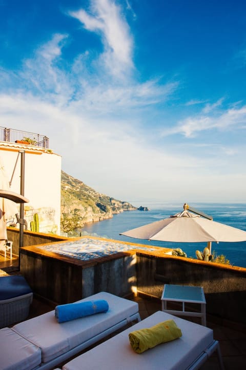 Swimming pool [outdoor]