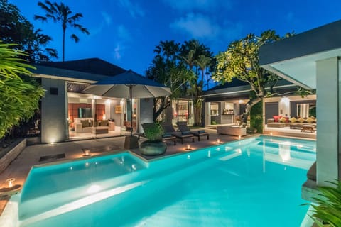 Swimming pool [outdoor]