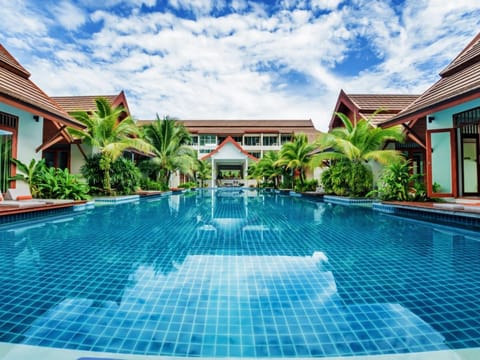 Swimming pool [outdoor]
