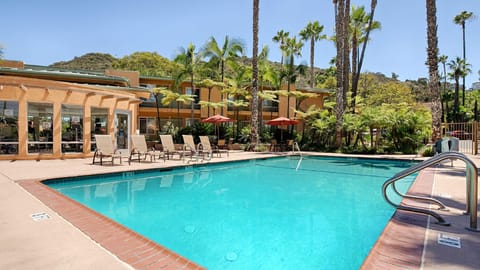 Swimming pool [outdoor]
