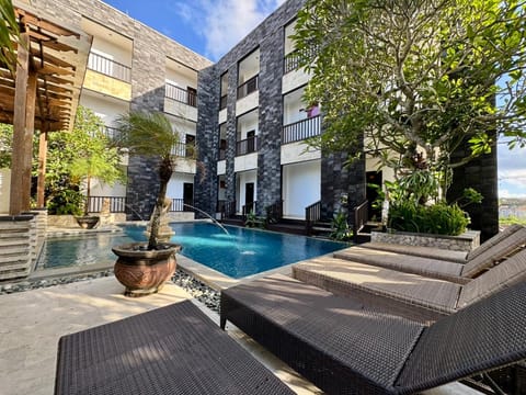 Swimming pool [outdoor]