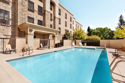 Swimming pool [outdoor]