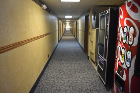 Super 8 By Wyndham Carthage Hotel in Ozark Mountains