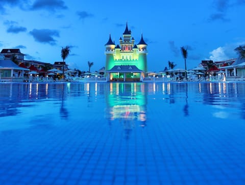 Swimming pool [outdoor]