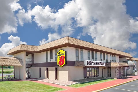 Super 8 By Wyndham Windsor/Madison North Hotel in Windsor