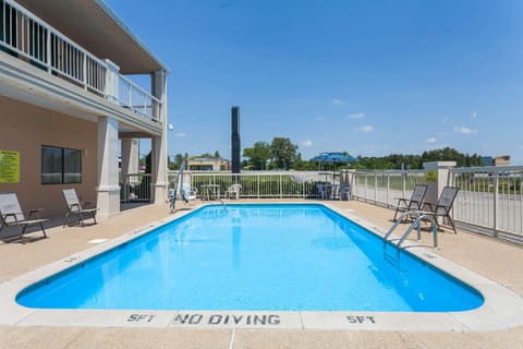 Swimming pool [outdoor]