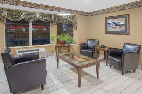 Days Inn & Suites by Wyndham Pine Bluff Hotel in Pine Bluff