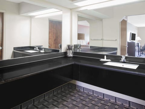 Days Inn & Suites by Wyndham Pine Bluff Hotel in Pine Bluff