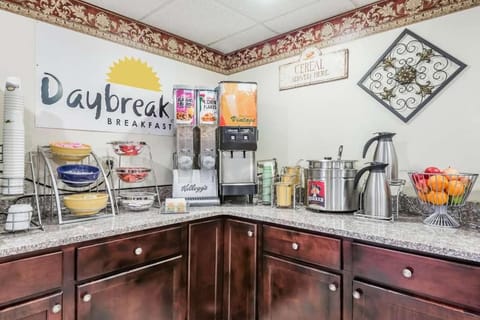 Days Inn & Suites by Wyndham Youngstown / Girard Ohio Hotel in Ohio