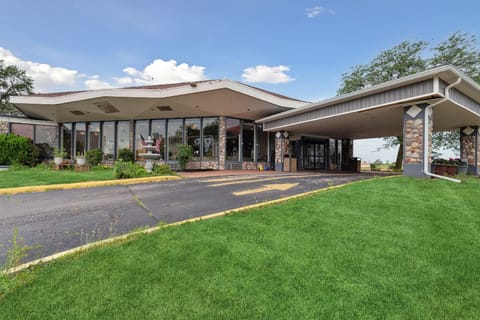 Miami Suites Hotel Resort in Toledo