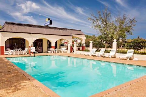 Swimming pool [outdoor]