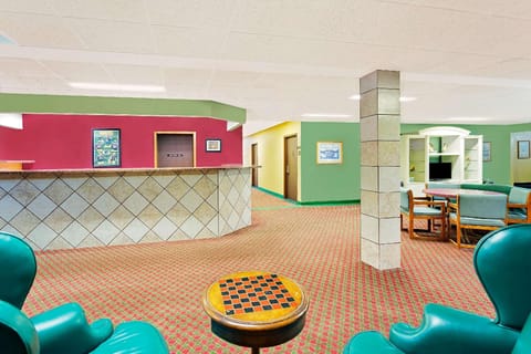 Super 8 By Wyndham Sturgeon Bay Hotel in Sturgeon Bay