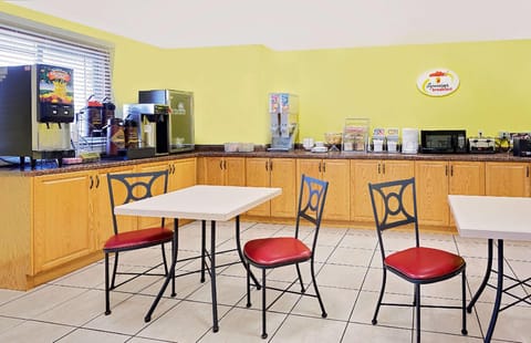 Super 8 By Wyndham Sturgeon Bay Hotel in Sturgeon Bay