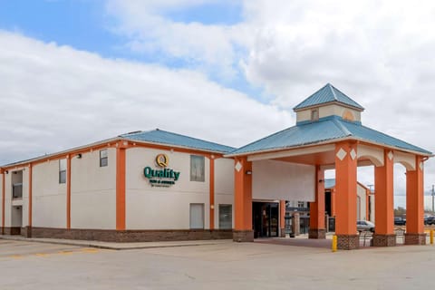 Quality Inn & Suites Decatur – Priceville I-65 Hotel in Decatur
