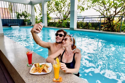 Swimming pool [outdoor]