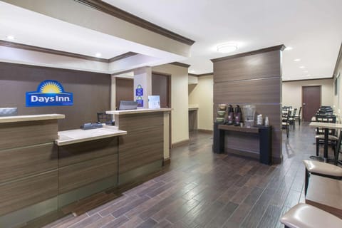 Days Inn & Suites by Wyndham Arlington Near Six Flags Hotel in Arlington