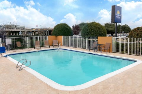 Days Inn & Suites by Wyndham Arlington Near Six Flags Hotel in Arlington