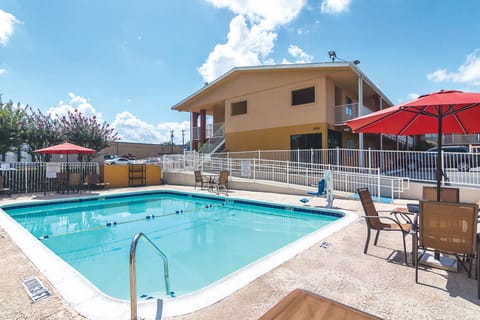 Days Inn & Suites by Wyndham Arlington Near Six Flags Hotel in Arlington