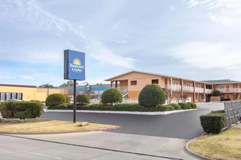 Days Inn & Suites by Wyndham Arlington Near Six Flags Hotel in Arlington
