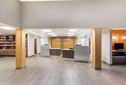 La Quinta Inn & Suites by Wyndham Columbus MS Hotel in Columbus