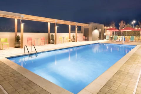 Swimming pool [outdoor]