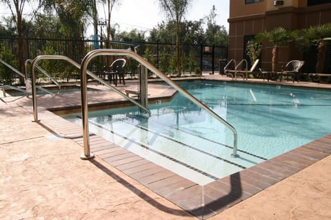 Swimming pool [outdoor]