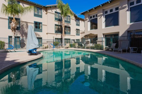 Swimming pool [outdoor]