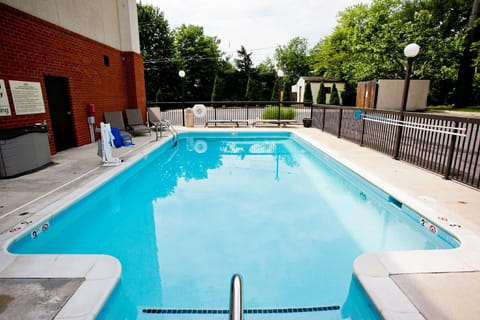 Swimming pool [outdoor]