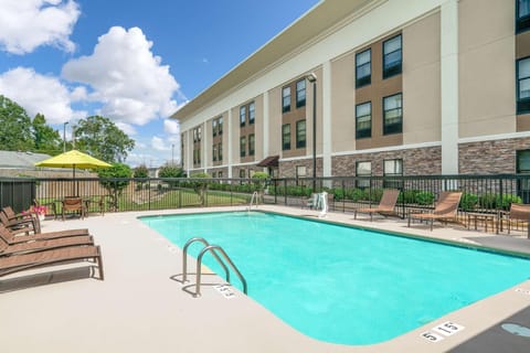 Swimming pool [outdoor]