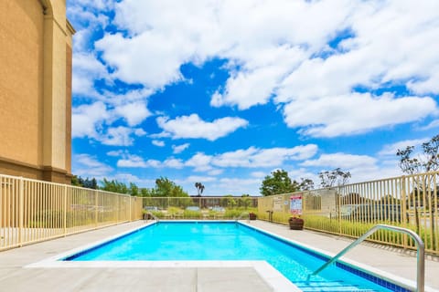Swimming pool [outdoor]