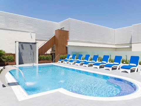 Swimming pool [outdoor]