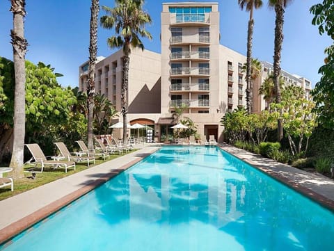 Swimming pool [outdoor]