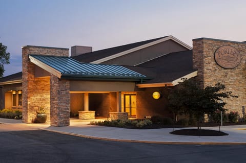 DoubleTree by Hilton Collinsville - St. Louis Hotel in Pontoon Beach