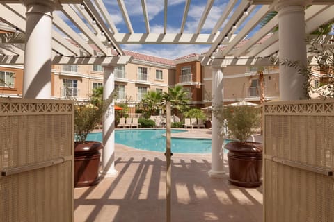 Swimming pool [outdoor]