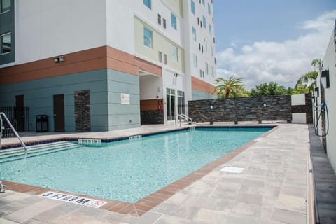 Swimming pool [outdoor]